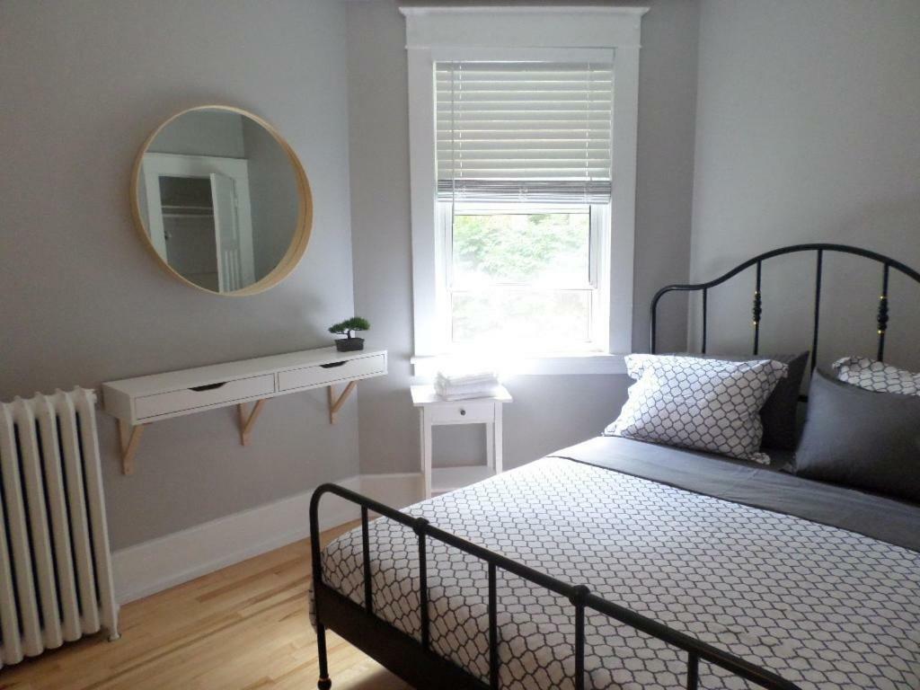 Beautiful, Clean, Quiet 2 Br-In Downtown Ottawa. Parking, Wifi And Netflix Included Apartman Kültér fotó