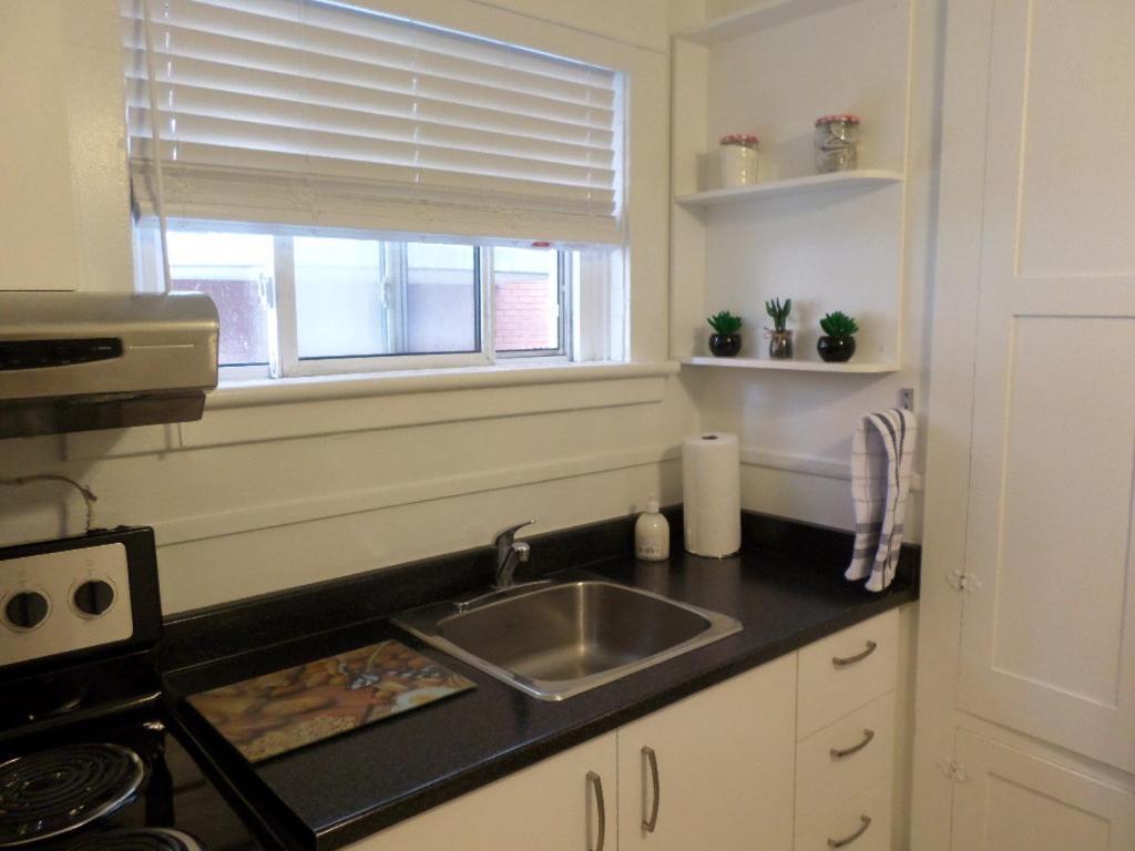 Beautiful, Clean, Quiet 2 Br-In Downtown Ottawa. Parking, Wifi And Netflix Included Apartman Kültér fotó