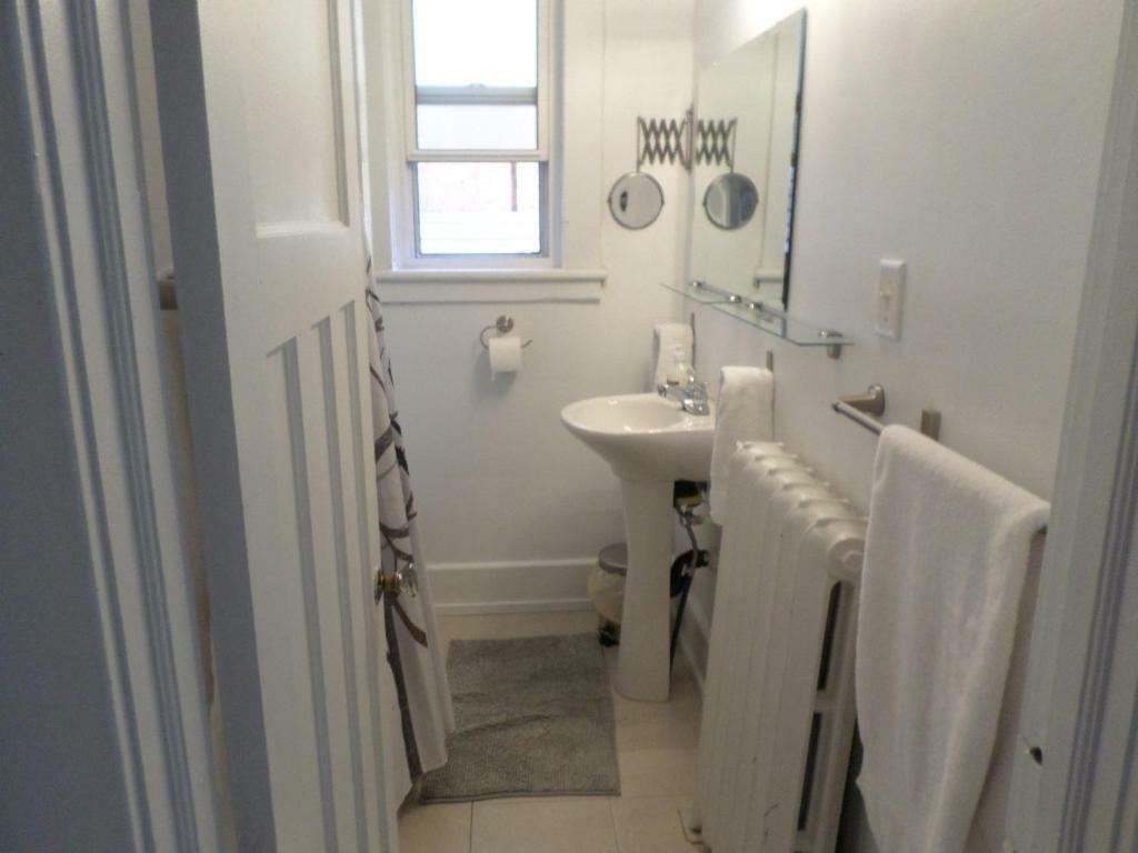 Beautiful, Clean, Quiet 2 Br-In Downtown Ottawa. Parking, Wifi And Netflix Included Apartman Kültér fotó